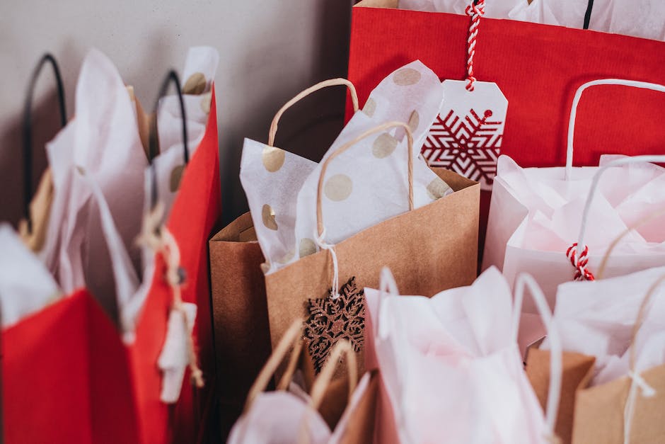 Weihnachtsgeschenke unter den Weihnachtsbaum legen