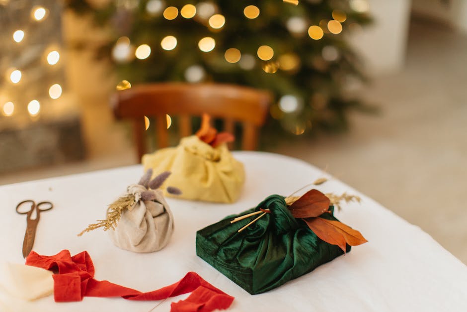 Geschenke unter den Weihnachtsbaum legen