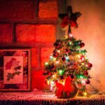 Weihnachtsbaum mit Geschenke darunter