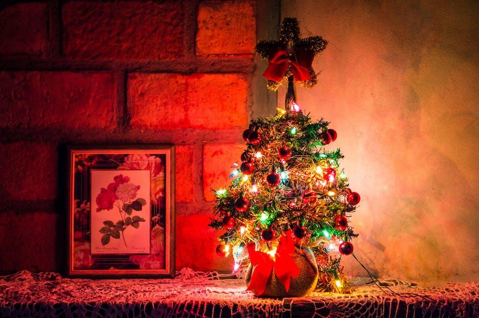 Weihnachtsbaum mit Geschenke darunter