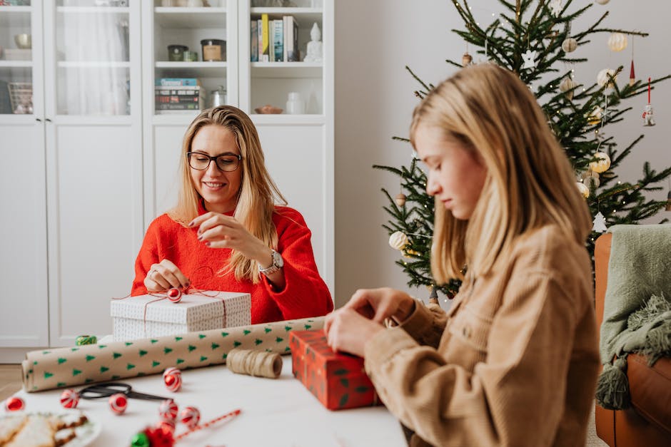 Weihnachten Geschenke vor dem Kamin Weihnachtsmann bringen