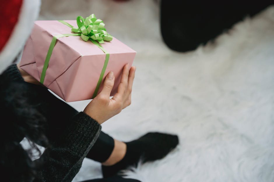  Bild des Christkinds oder des Weihnachtsmanns mit der Frage, wer bringt Geschenke?