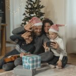Weihnachtsmann bringt Geschenke für Kinder