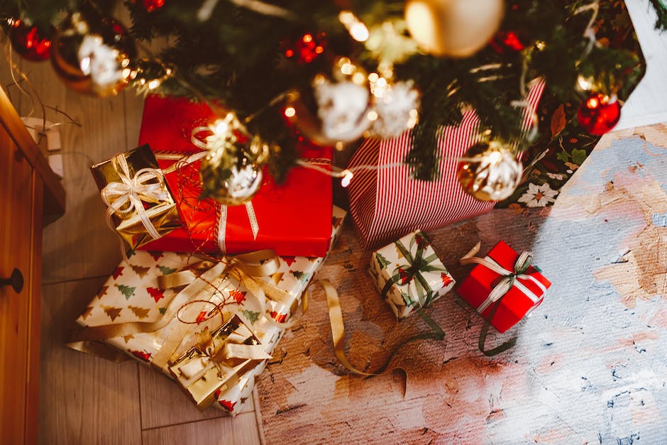 Geschenke unter dem Weihnachtsbaum platzieren