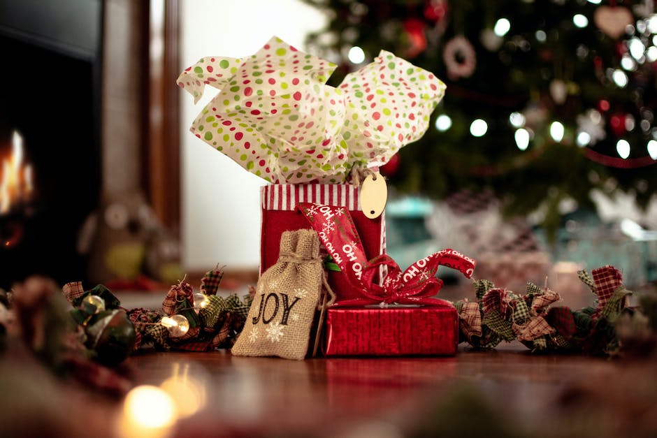 Geschenke unter den Weihnachtsbaum legen
