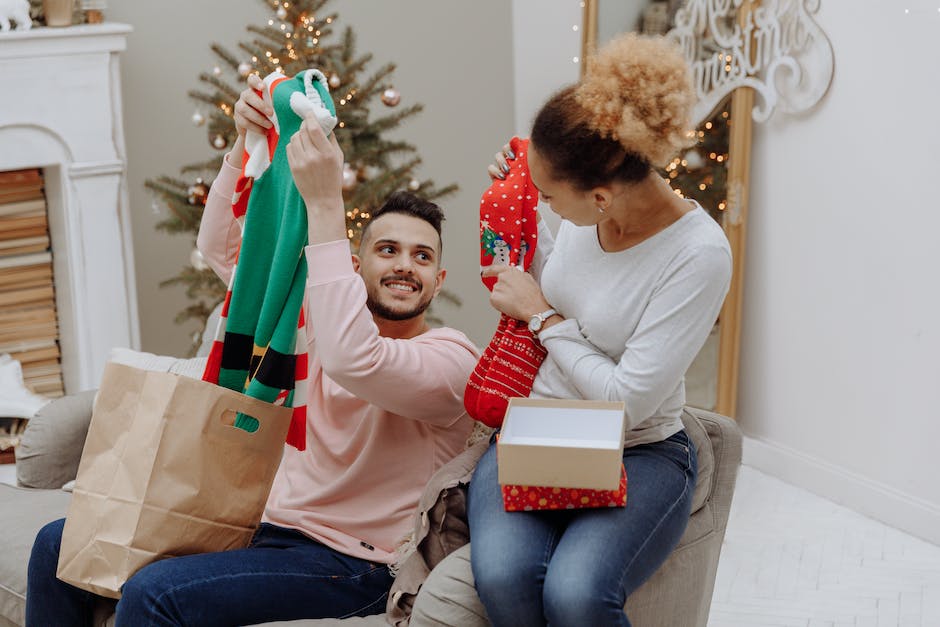  Christkind oder Weihnachtsmann bringen Geschenke