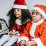 Russische Weihnachtsmann bringt Geschenke an Kindern