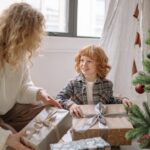 Spanische Weihnachtsmänner bringen Kindern Geschenke