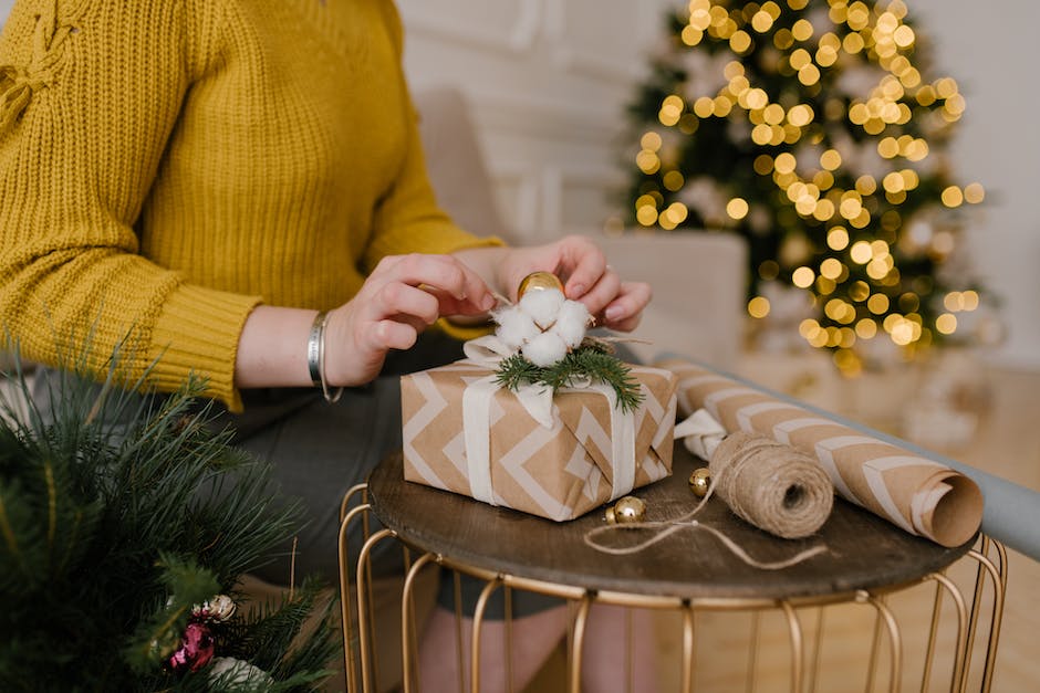  wie man ein viereckiges Geschenk einpackt