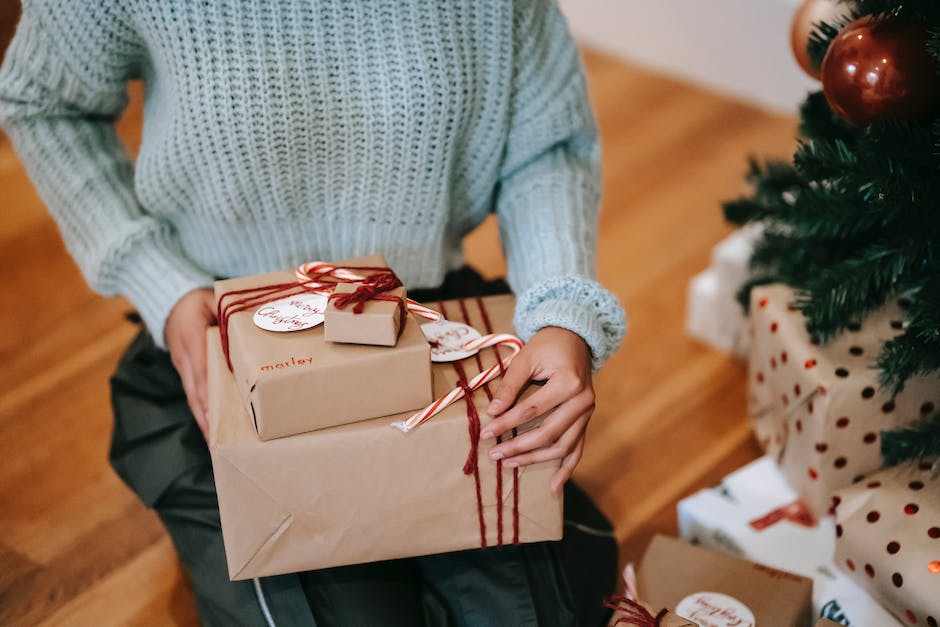 wie packt man ein viereckiges Geschenk ein?