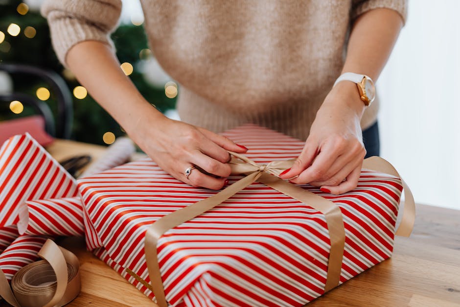  Geschenke einpacken-Tipps: Folie verwenden