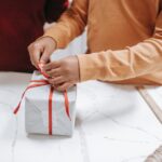 Verpacken Sie ein rundes Geschenk einfach und schnell